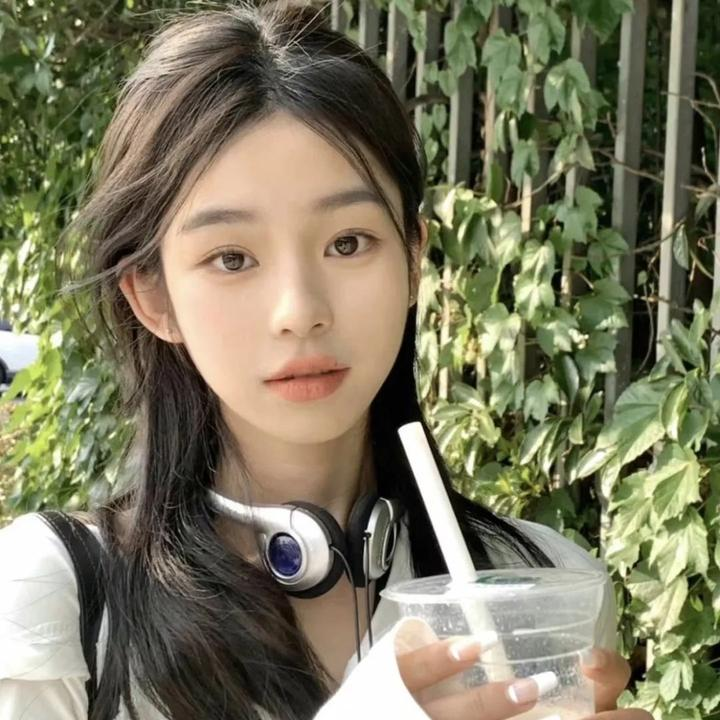 穿越成女明星和霸总谈恋爱